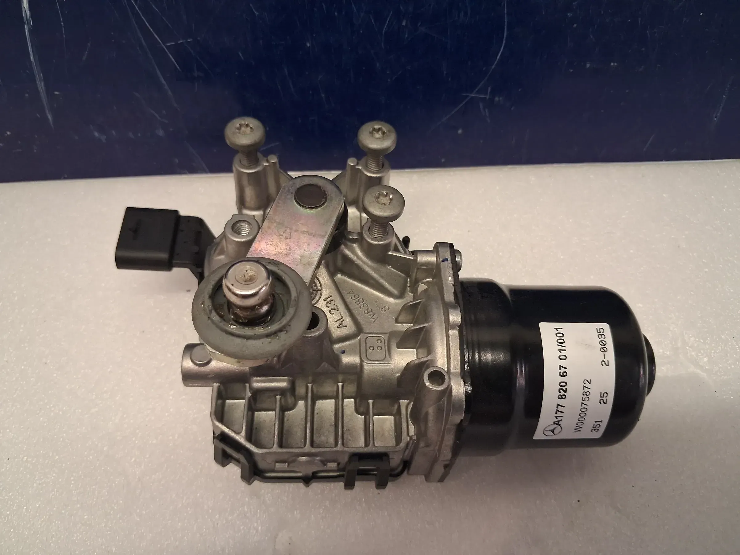 Mercedes CLA C118 Scheibenwischermotor vorne A1778206701 - Bild 1
